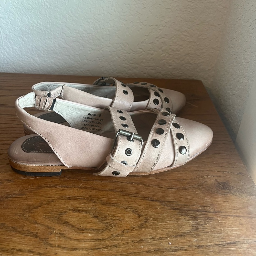 Freebird Pink Sandals with Chic Metallic Accents